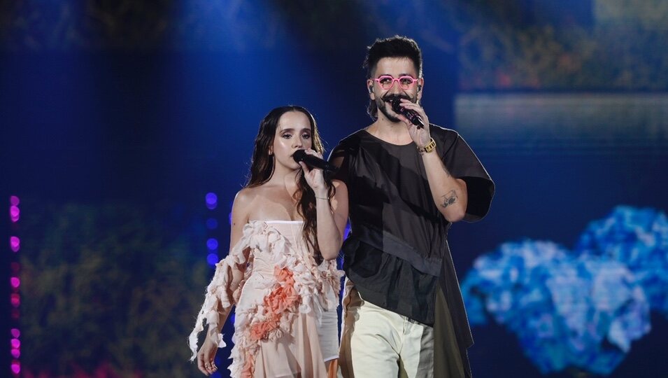 Camilo y Evaluna en su actuación en la gala de Los 40 Music Awards 2023