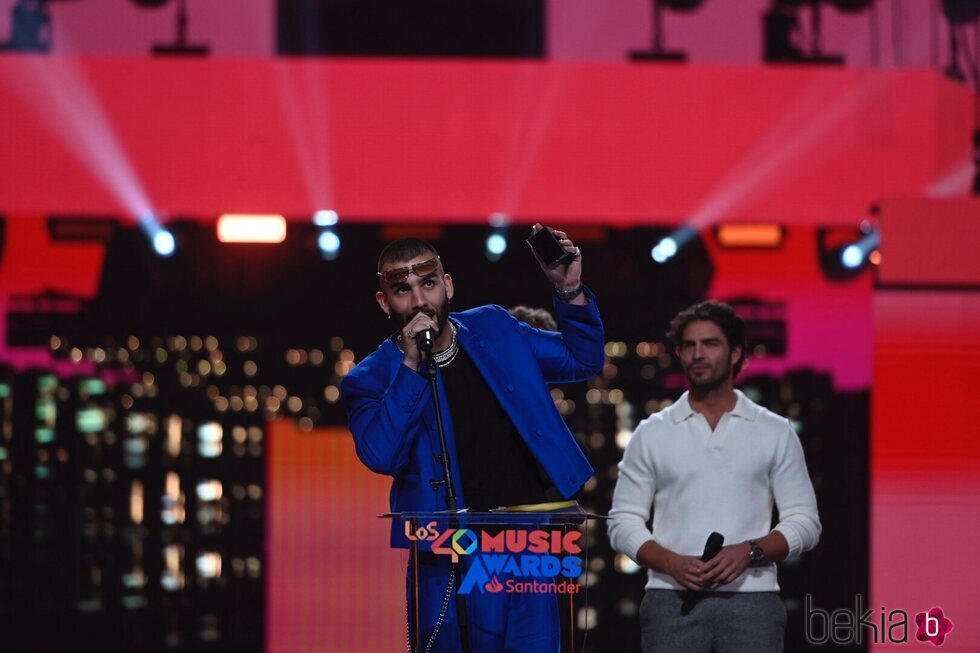 Manuel Turizo recibiendo premio en la gala de Los 40 Music Awards 2023
