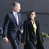 Los Reyes Felipe y Letizia hablando en su despedida en España por su Visita de Estado a Dinamarca