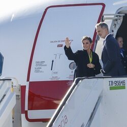Los Reyes Felipe y Letizia embarcando en el avión en su despedida en España por su Visita de Estado a Dinamarca
