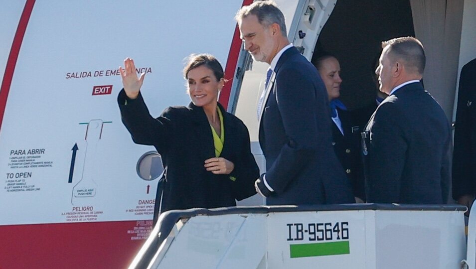 Los Reyes Felipe y Letizia embarcando en el avión en su despedida en España por su Visita de Estado a Dinamarca