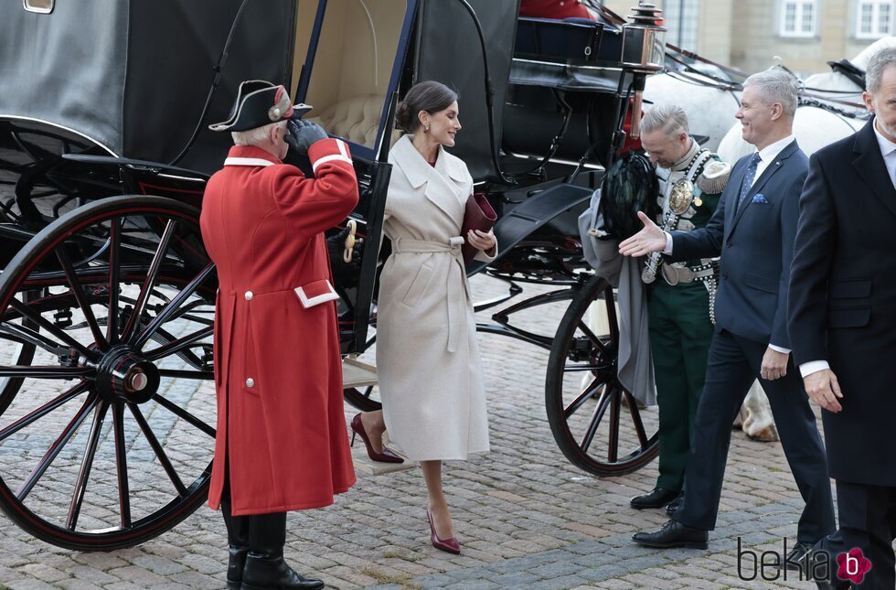 La Reina Letizia bajando del carruaje en la ceremonia de bienvenida por su Visita de Estado a Dinamarca