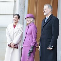 Los Reyes Felipe y Letizia y Margarita de Dinamarca en la ceremonia de bienvenida a los Reyes Felipe y Letizia por su Visita de Estado a Amalienborg