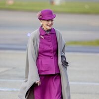 La Reina Margarita en la bienvenida a los Reyes Felipe y Letizia en el aeropuerto de Copenhague