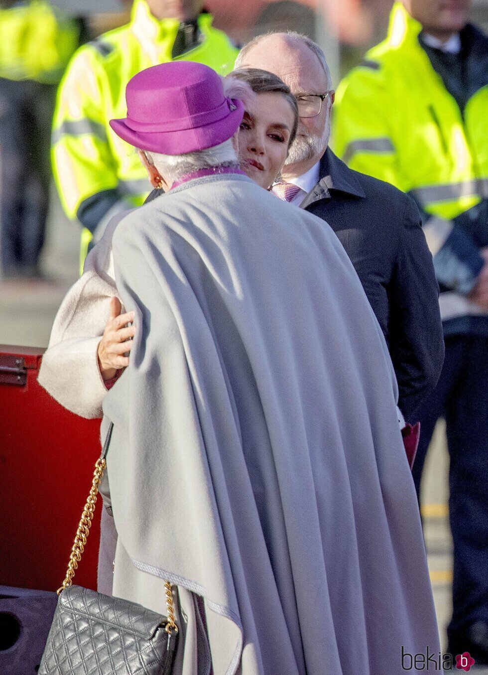 La Reina Letizia y Margarita de Dinamarca se saludan con un beso en el aeropuerto de Copenhague