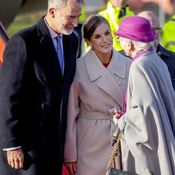 Margarita de Dinamarca y los Reyes Felipe y Letizia hablando en el aeropuerto de Copenhague