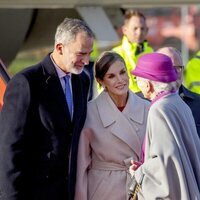 Margarita de Dinamarca y los Reyes Felipe y Letizia hablando en el aeropuerto de Copenhague