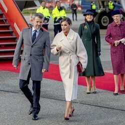 Federico de Dinamarca y la Reina Letizia hablando seguidos de Mary de Dinamarca y Benedicta de Dinamarca en el aeropuerto de Copenhague