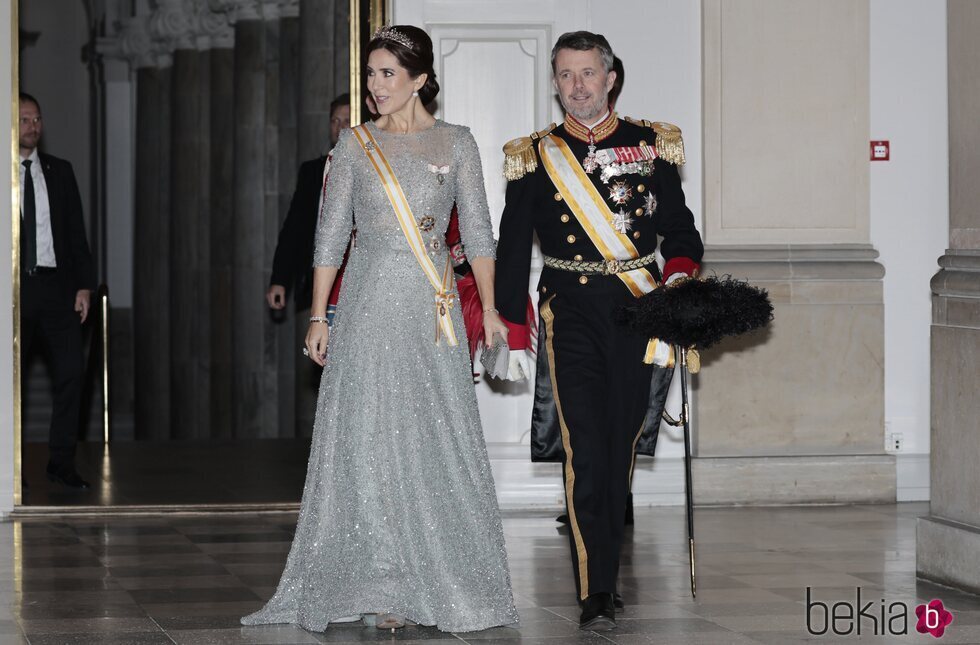 Federico y Mary de Dinamarca con la Banda de la Orden de Isabel la Católica en la cena de gala por la Visita de Estado de los Reyes de España a Dinamarca