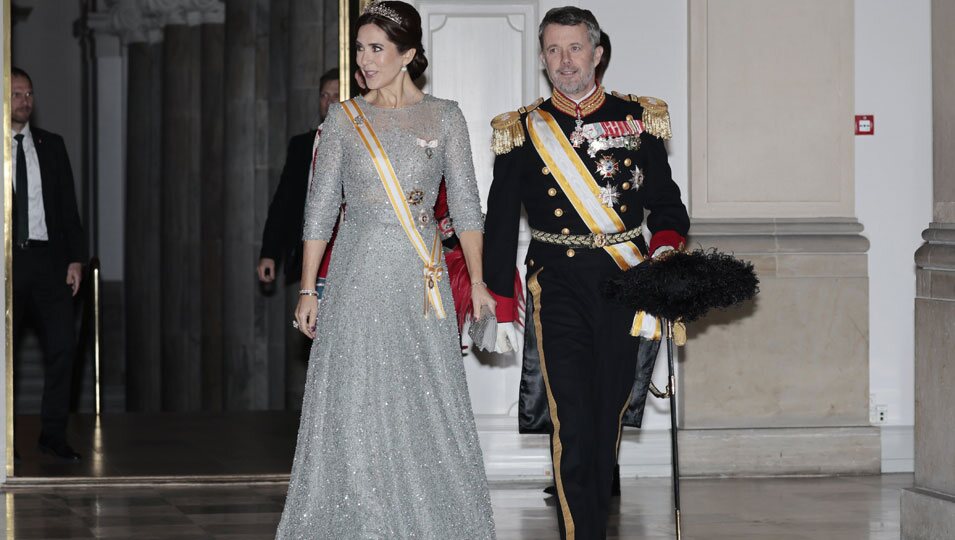 Federico y Mary de Dinamarca con la Banda de la Orden de Isabel la Católica en la cena de gala por la Visita de Estado de los Reyes de España a Dinamarca