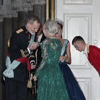 El Rey Felipe VI saluda a Margarita de Dinamarca en la cena de gala por la Visita de Estado de los Reyes de España a Dinamarca