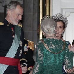 La Reina Letizia saluda a Margarita de Dinamarca en la cena de gala por la Visita de Estado de los Reyes de España a Dinamarca