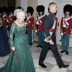 Margarita de Dinamarca y el Rey Felipe VI, seguidos de la Reina Letizia en la cena de gala por la Visita de Estado de los Reyes de España a Dinamarca