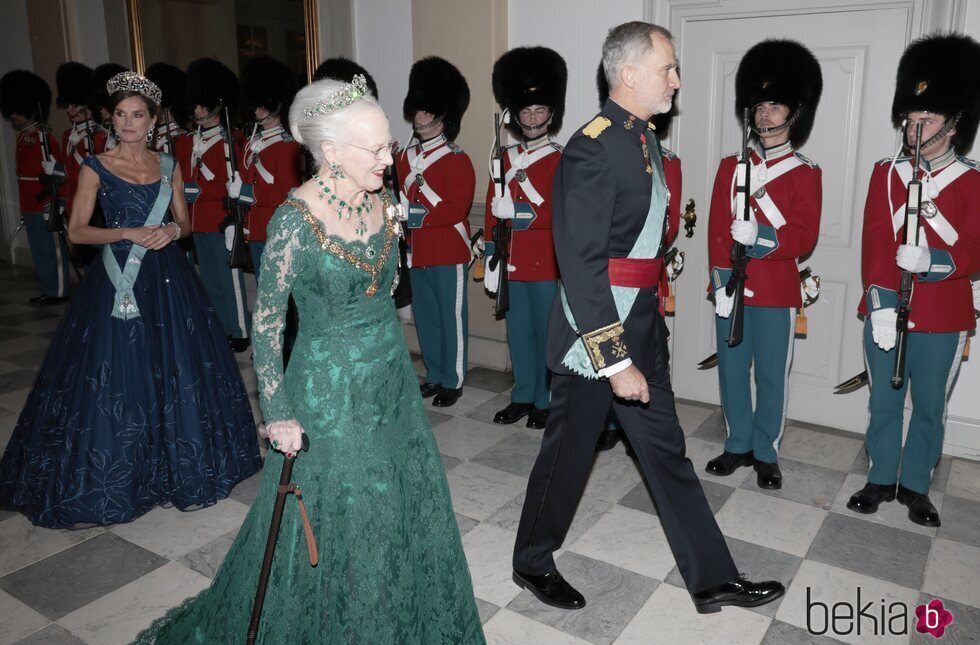 Margarita de Dinamarca y el Rey Felipe VI, seguidos de la Reina Letizia en la cena de gala por la Visita de Estado de los Reyes de España a Dinamarca