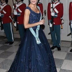 La Reina Letizia con un vestido azul de Felipe Varela en la cena de gala por su Visita de Estado a Dinamarca