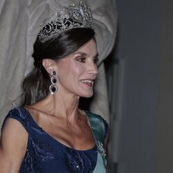 La Reina Letizia con la Tiara de la Flor de Lis y coleta en la cena de gala por su Visita de Estado a Dinamarca