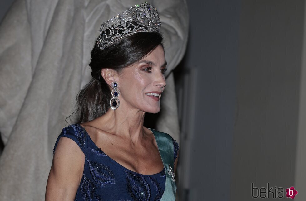La Reina Letizia con la Tiara de la Flor de Lis y coleta en la cena de gala por su Visita de Estado a Dinamarca