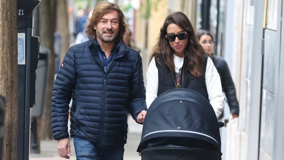 Santiago Pedraz y Elena Hormigos paseando por Madrid con su bebé