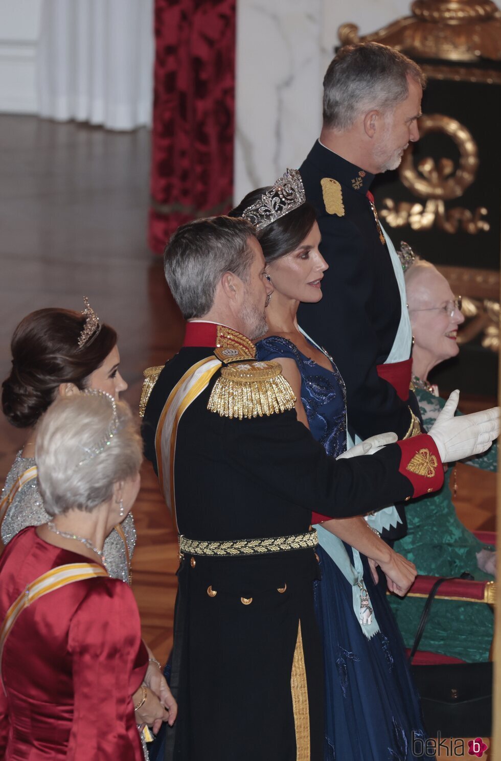Federico de Dinamarca y la Reina Letizia hablando en la cena de gala por la Visita de Estado de los Reyes de España a Dinamarca