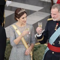 Mary de Dinamarca y Felipe VI brindando en la cena de gala por la Visita de Estado de los Reyes de España a Dinamarca