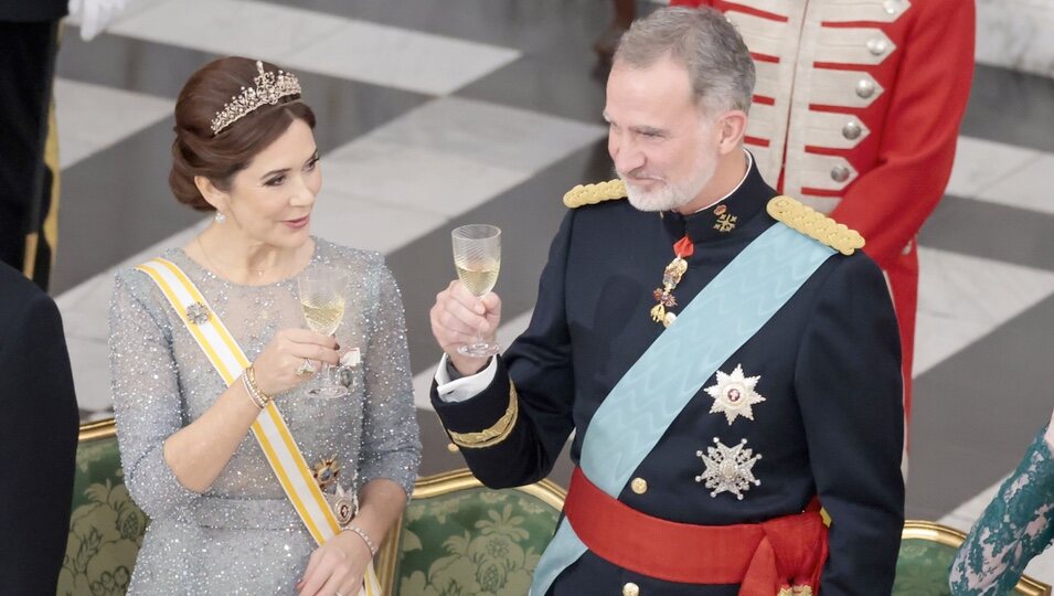 Mary de Dinamarca y Felipe VI brindando en la cena de gala por la Visita de Estado de los Reyes de España a Dinamarca
