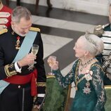 El Rey Felipe VI y Margarita de Dinamarca brindando en la cena de gala por la Visita de Estado de los Reyes de España a Dinamarca