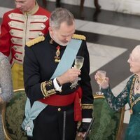 El Rey Felipe VI y Margarita de Dinamarca brindando en la cena de gala por la Visita de Estado de los Reyes de España a Dinamarca