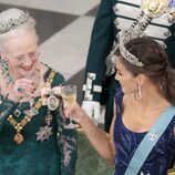 Margarita de Dinamarca y la Reina Letizia brindando en la cena de gala por la Visita de Estado de los Reyes de España a Dinamarca