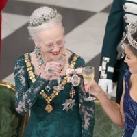Margarita de Dinamarca y la Reina Letizia brindando en la cena de gala por la Visita de Estado de los Reyes de España a Dinamarca