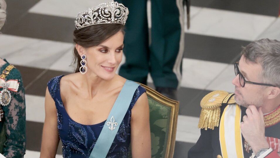 La Reina Letizia sonríe a Federico de Dinamarca brindando en la cena de gala por la Visita de Estado de los Reyes de España a Dinamarca