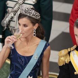 La Reina Letizia bebiendo en la cena de gala por su Visita de Estado a Dinamarca