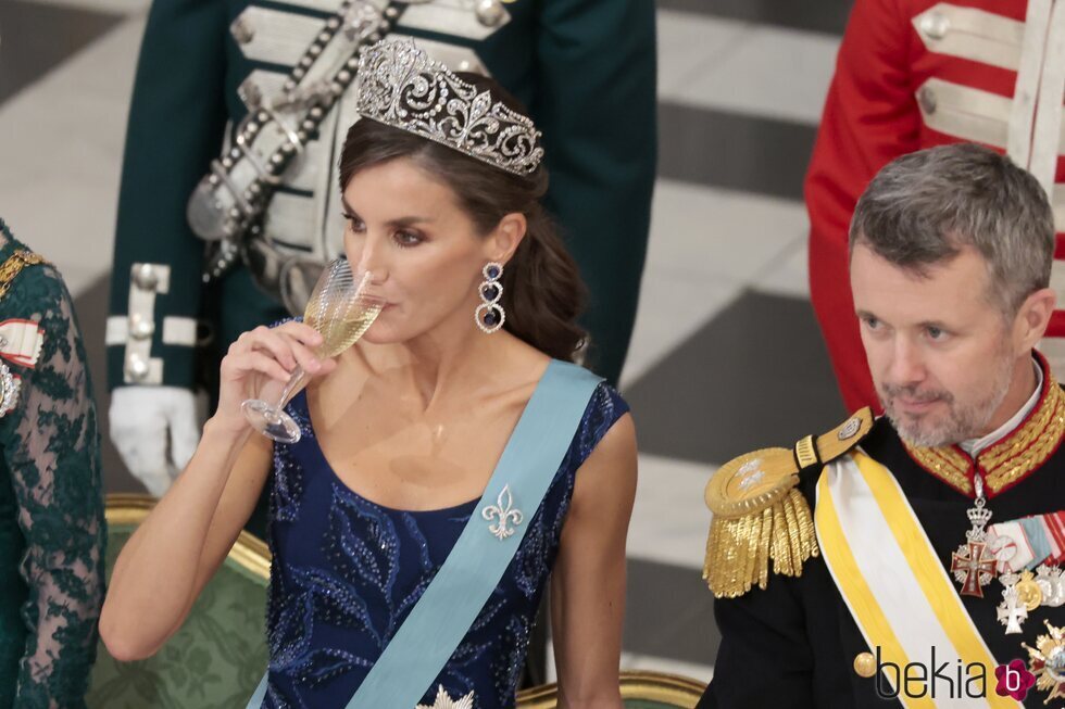 La Reina Letizia bebiendo en la cena de gala por su Visita de Estado a Dinamarca