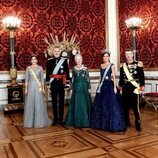 Foto oficial de los Reyes Felipe y Letizia con la Familia Real Danesa en la cena de gala por su Visita de Estado a Dinamarca