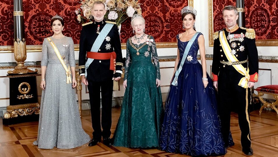 Foto oficial de los Reyes Felipe y Letizia con la Familia Real Danesa en la cena de gala por su Visita de Estado a Dinamarca