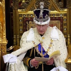 El Rey Carlos III leyendo un discurso en su primera Apertura del Parlamento como Rey