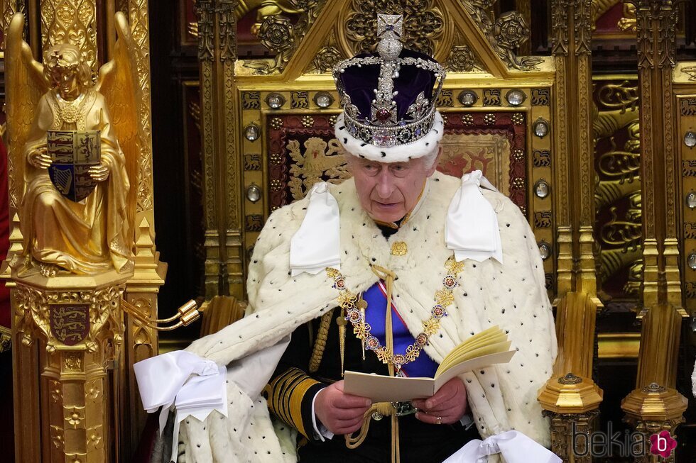 El Rey Carlos III leyendo un discurso en su primera Apertura del Parlamento como Rey