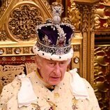 El Rey Carlos III con la Corona Imperial en su primera Apertura del Parlamento como Rey