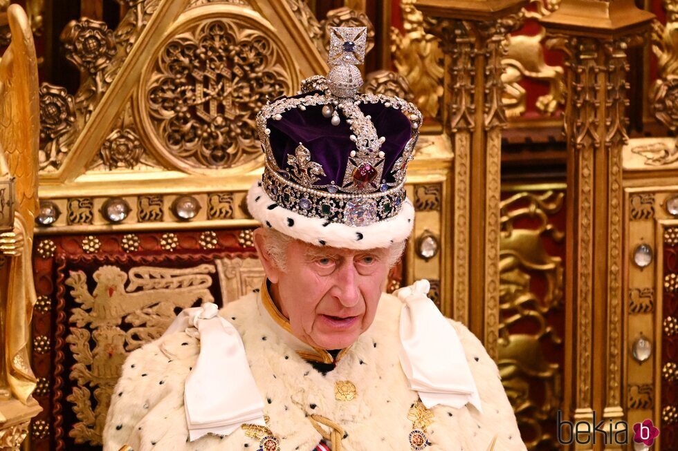 El Rey Carlos III con la Corona Imperial en su primera Apertura del Parlamento como Rey
