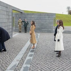 Los Reyes Felipe y Letizia y Federico y Mary de Dinamarca en el homenaje a los caídos en la Visita de Estado de los Reyes Felipe y Letizia a Dinamarca