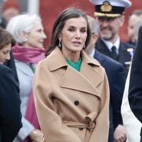 La Reina Letizia con abrigo camel y bolso de Furla en su Visita de Estado a Dinamarca
