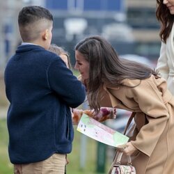 La Reina Letizia, muy cariñosa con unos niños en su Visita de Estado a Dinamarca