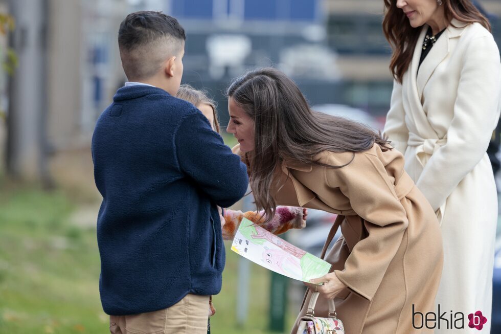 La Reina Letizia, muy cariñosa con unos niños en su Visita de Estado a Dinamarca