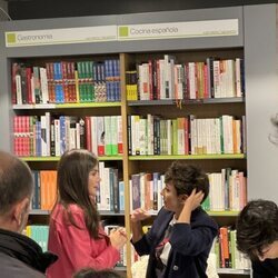 La Reina Letizia y Sonsoles Ónega hablando en la firma de libros del Premio Planeta 2023