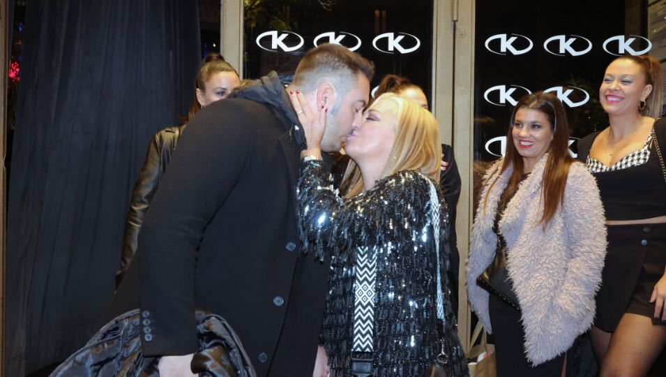 Belén Esteban y Miguel Marcos besándose en el 50 cumpleaños de Belén Esteban
