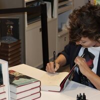 Sonsoles Ónega firmando su novela 'Las hijas de la criada' en Madrid