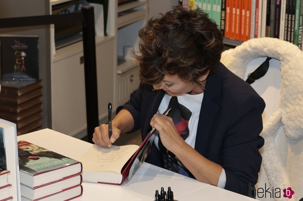 Sonsoles Ónega firmando su novela 'Las hijas de la criada' en Madrid