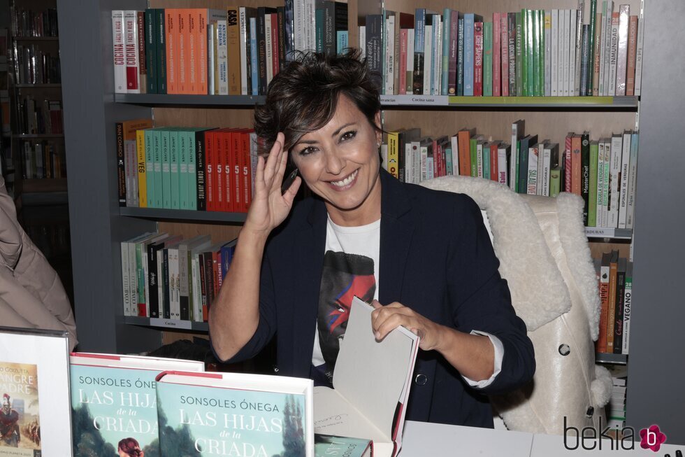 Sonsoles Ónega en la firma de su novela 'Las hijas de la criada' en Madrid