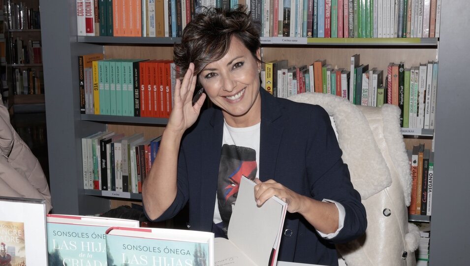 Sonsoles Ónega en la firma de su novela 'Las hijas de la criada' en Madrid