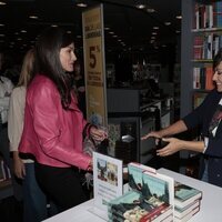 Sonsoles Ónega se emociona al ver a la Reina Letizia en la firma de libros de su novela
