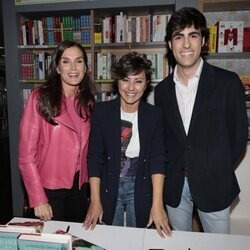 La Reina Letizia, Sonsoles Ónega y Alfonso Goizueta en la firma de las novelas ganadora y finalista del Premio Planeta 2023